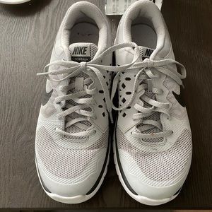 7 Y like new gray black NIKE athletic tennis shoes